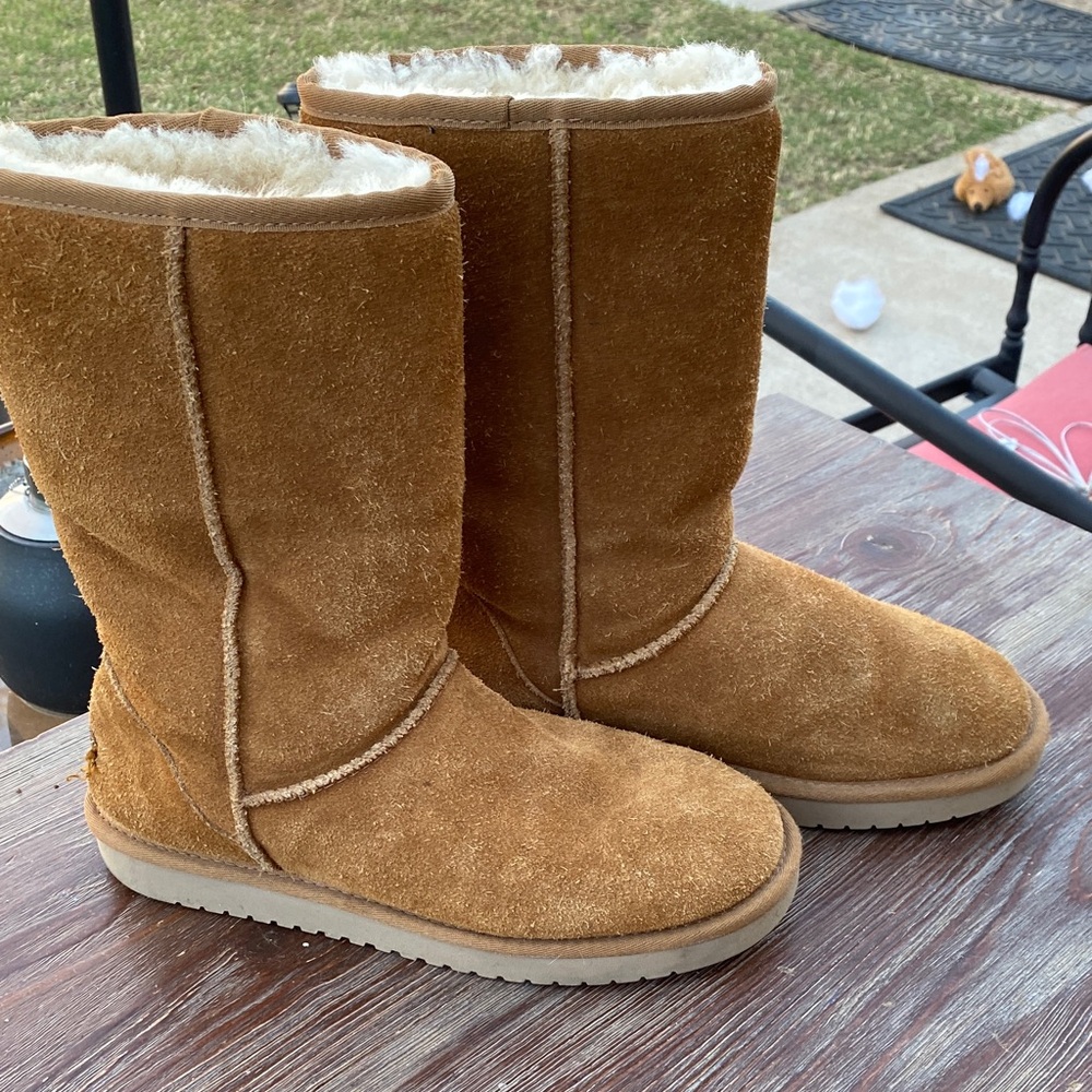 Koolaburra Chestnut Suede Short Shearling Boots - Picture 3 of 5